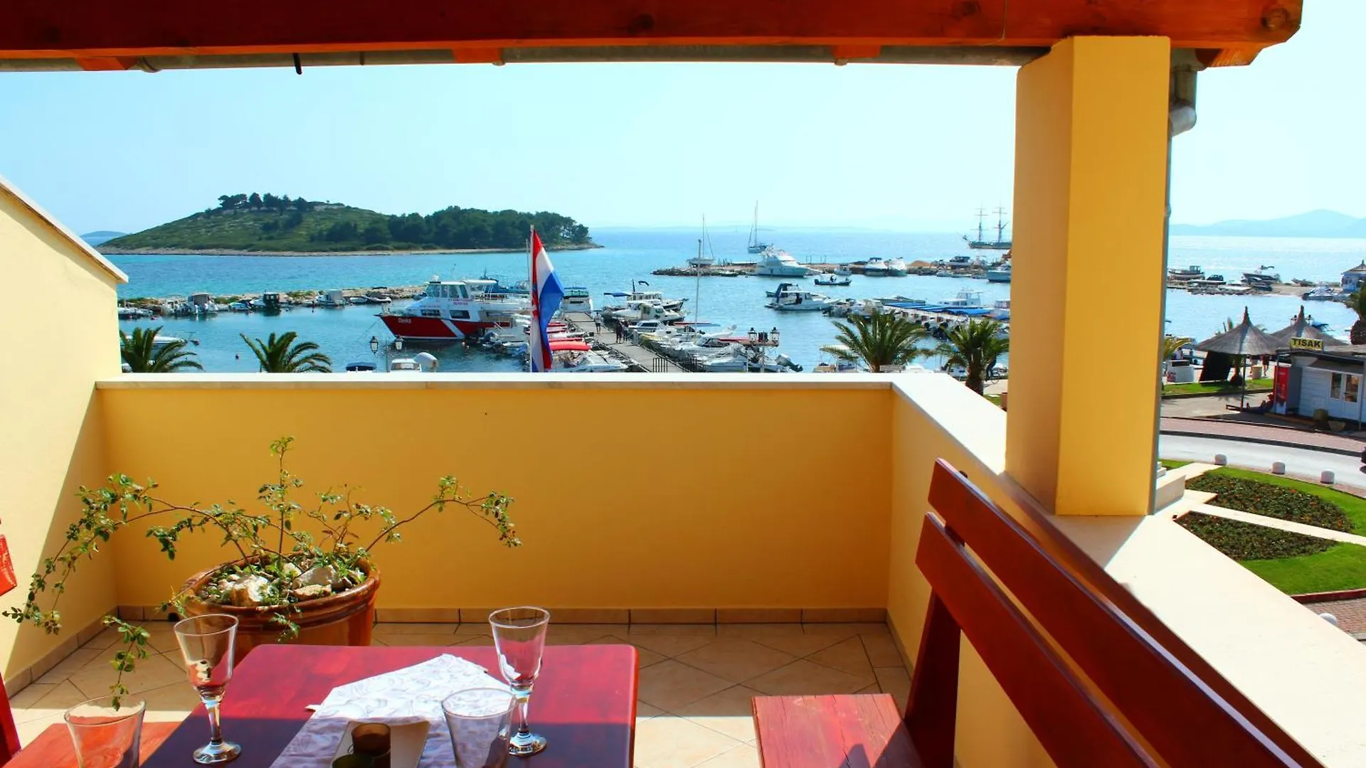 Apartments & Fastfood Riva Pakostane