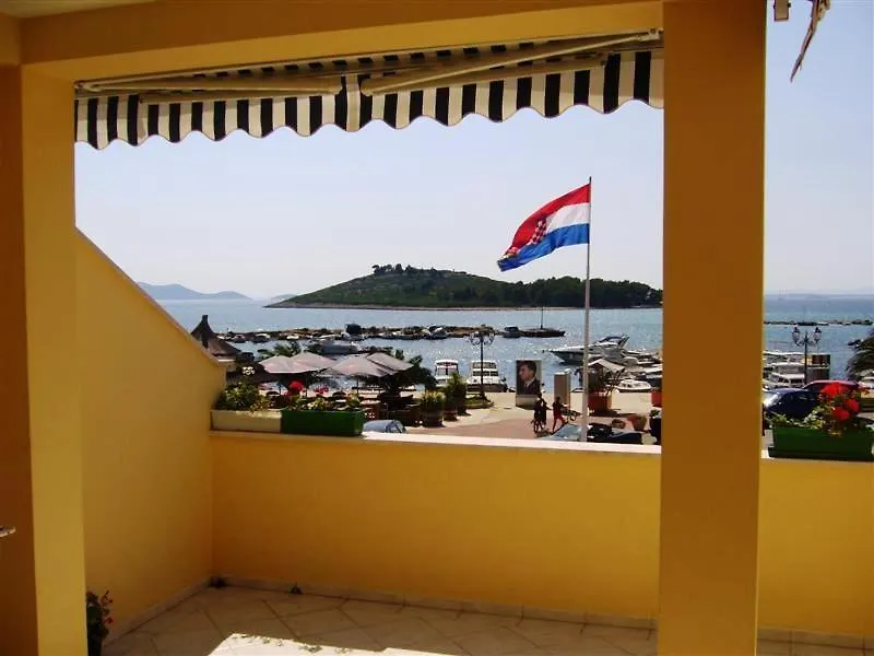 Apartments & Fastfood Riva Pakostane